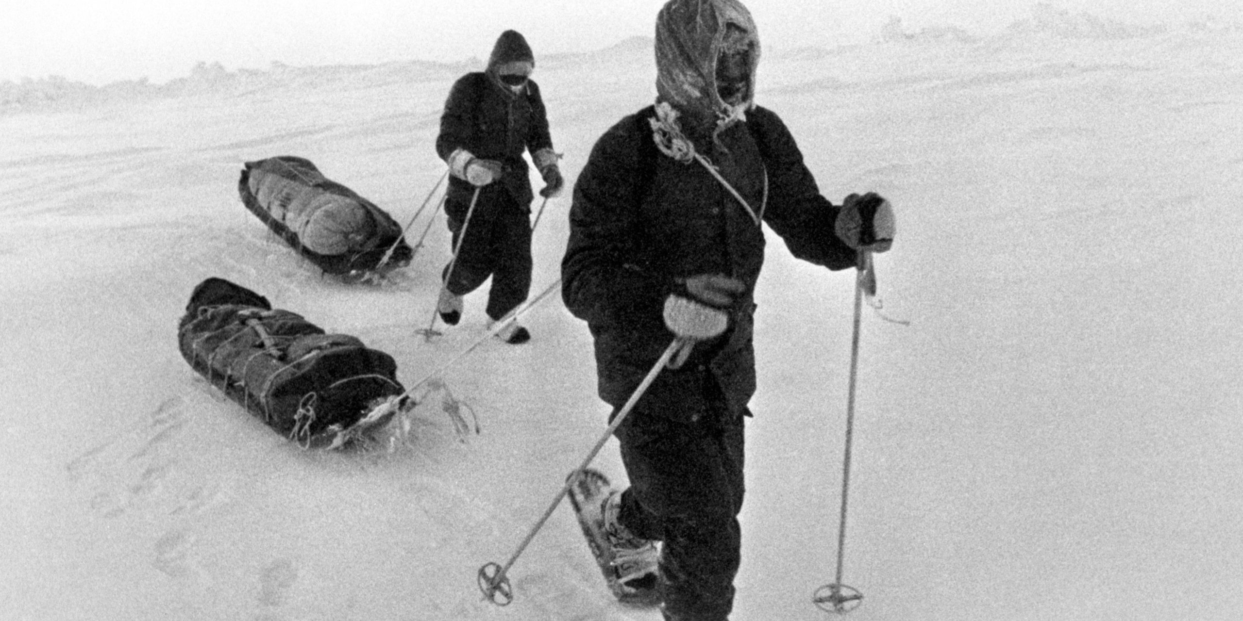 <strong>COLD WAR</strong><br/><span>Burton and Fiennes trek across an arctic wasteland</span>